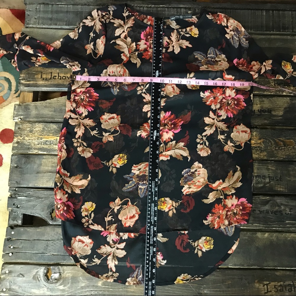 Signature Collection Sheer Top - Picture 4 of 6